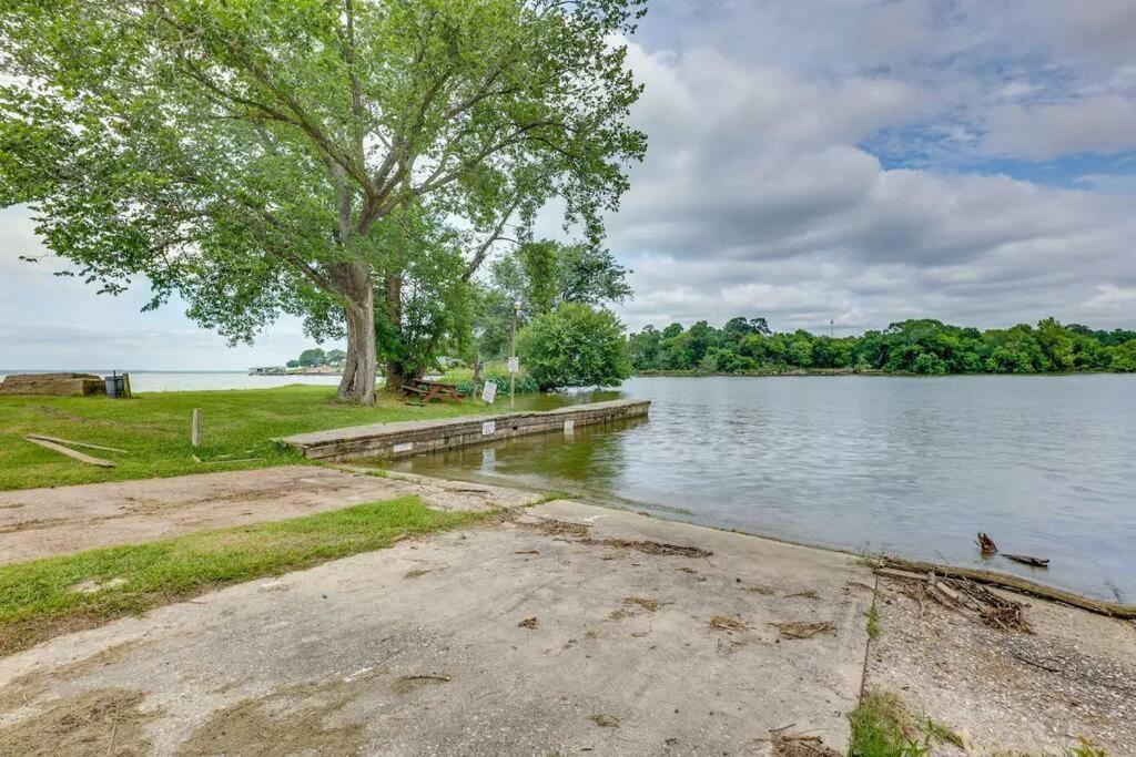 Vacation Home Lake Livingston! Onalaska Экстерьер фото