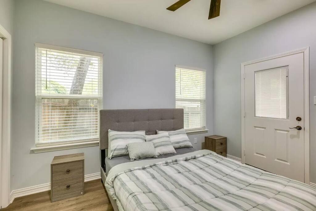 Vacation Home Lake Livingston! Onalaska Экстерьер фото