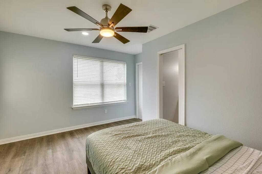 Vacation Home Lake Livingston! Onalaska Экстерьер фото