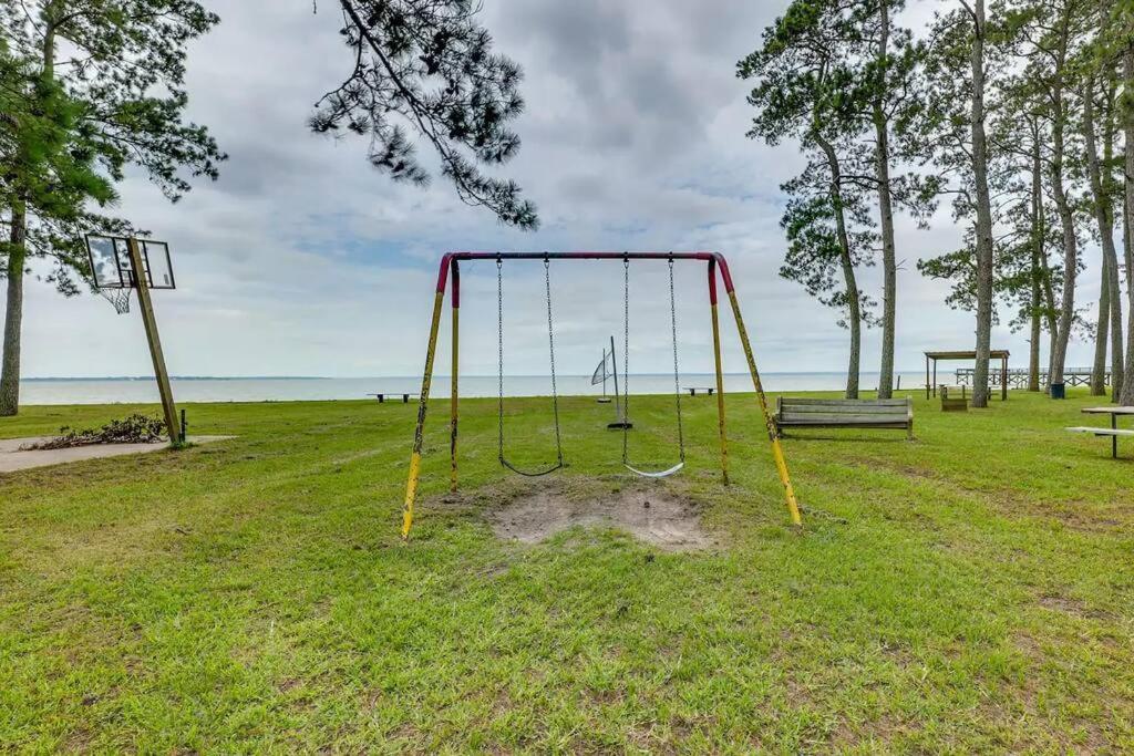 Vacation Home Lake Livingston! Onalaska Экстерьер фото