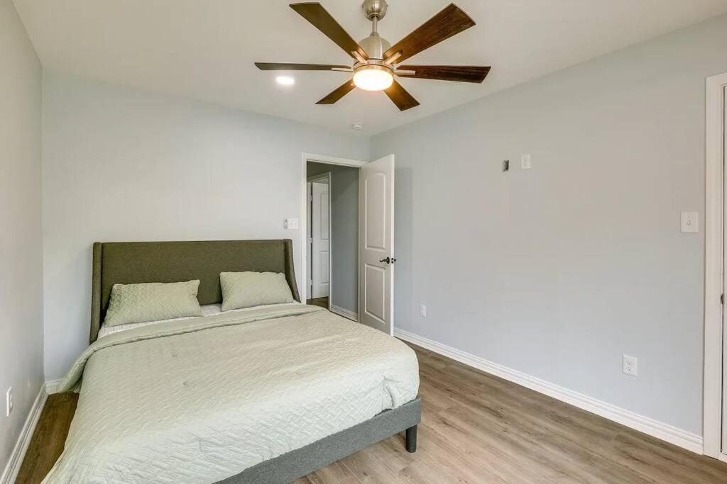 Vacation Home Lake Livingston! Onalaska Экстерьер фото