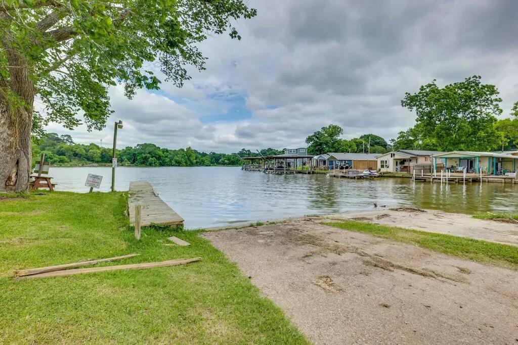 Vacation Home Lake Livingston! Onalaska Экстерьер фото