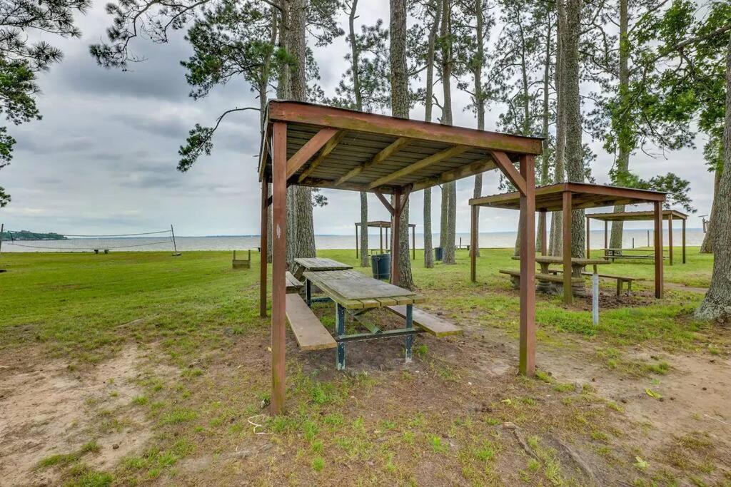 Vacation Home Lake Livingston! Onalaska Экстерьер фото