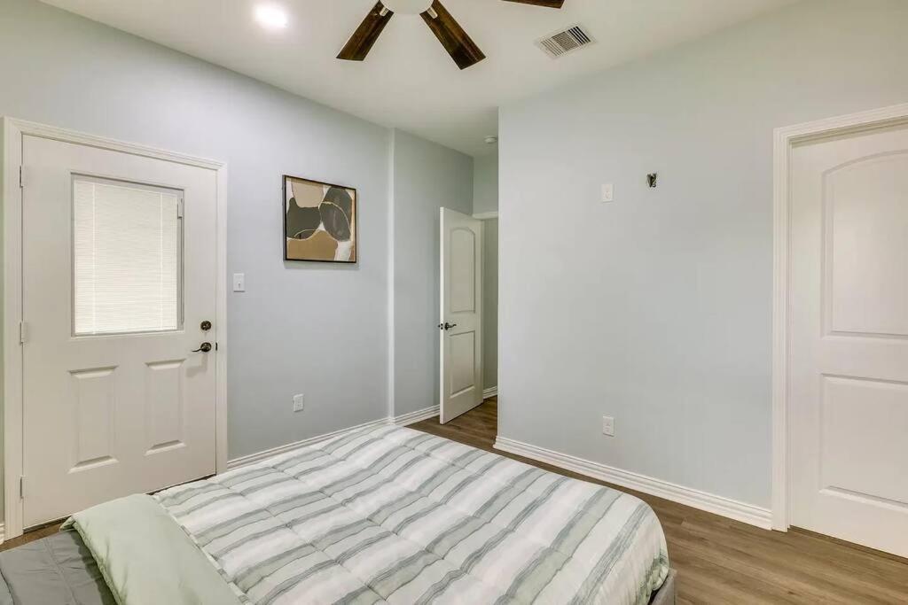 Vacation Home Lake Livingston! Onalaska Экстерьер фото